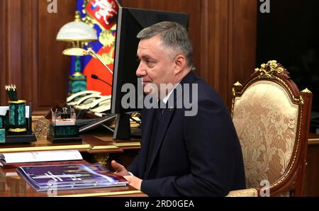 Moscou, Russie. 17 juillet 2023. Le gouverneur de la région d'Irkoutsk Igor Kobzev écoute le président russe Vladimir Poutine lors d'une rencontre en face à face au Kremlin, le 17 juillet 2023 à Moscou, en Russie. Crédit : Alexander Kazakov/Kremlin Pool/Alamy Live News Banque D'Images