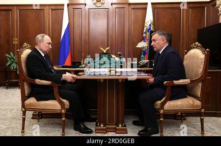 Moscou, Russie. 17 juillet 2023. Le président russe Vladimir Poutine organise une rencontre en face à face avec Igor Kobzev, gouverneur de la région d'Irkoutsk, à droite, au Kremlin, le 17 juillet 2023 à Moscou, Russie. Crédit : Alexander Kazakov/Kremlin Pool/Alamy Live News Banque D'Images