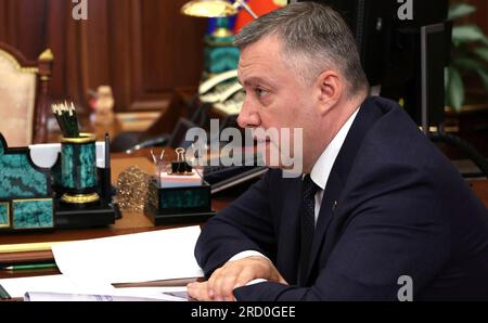 Moscou, Russie. 17 juillet 2023. Igor Kobzev, gouverneur de la région d'Irkoutsk, commente lors d'une réunion en face à face organisée par le président russe Vladimir Poutine au Kremlin, le 17 juillet 2023 à Moscou, en Russie. Crédit : Alexander Kazakov/Kremlin Pool/Alamy Live News Banque D'Images