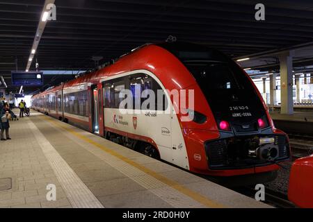 Poznan, Pologne - 19 avril 2023 : gare, train avant le départ. Banque D'Images