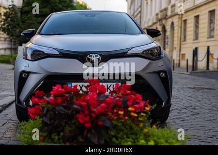 Lviv, Ukraine - 15 juillet 2023 : gros plan de la Toyota C-HR hybride argentée Banque D'Images