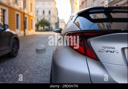 Lviv, Ukraine - 15 juillet 2023 : gros plan de la Toyota C-HR hybride argentée Banque D'Images