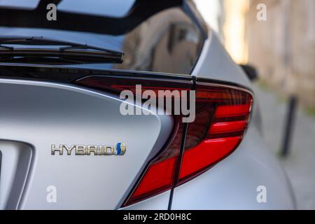 Lviv, Ukraine - 15 juillet 2023 : gros plan de la Toyota C-HR hybride argentée Banque D'Images