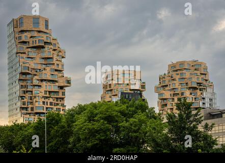 Amsterdam, pays-Bas, 18.06.2023, complexe résidentiel emblématique The Valley à Amsterdam Zuidas composé de 3 tours, conçu par Winy Maas Banque D'Images
