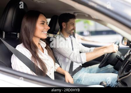 Joyeux couple millénial essai routier nouvelle auto ensemble Banque D'Images