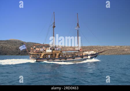 Goélette rétro naviguant près de la côte de l'île de Santorin. Banque D'Images