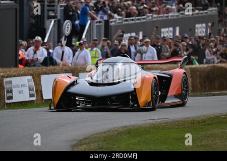 Goodwood, Royaume-Uni. 16 juillet 2023. Marvin Kirchhofer au volant de la McLaren Solus GT remportant le tir au Goodwood Festival of Speed au Goodwood circuit, Goodwood, Royaume-Uni, le 16 juillet 2023. Photo de Phil Hutchinson. Usage éditorial uniquement, licence requise pour un usage commercial. Aucune utilisation dans les Paris, les jeux ou les publications d'un seul club/ligue/joueur. Crédit : UK Sports pics Ltd/Alamy Live News Banque D'Images