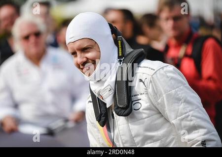 Goodwood, Royaume-Uni. 16 juillet 2023. Sebastian Vettel se prépare pour son tour au circuit de Goodwood, Goodwood, Royaume-Uni, le 16 juillet 2023. Photo de Phil Hutchinson. Usage éditorial uniquement, licence requise pour un usage commercial. Aucune utilisation dans les Paris, les jeux ou les publications d'un seul club/ligue/joueur. Crédit : UK Sports pics Ltd/Alamy Live News Banque D'Images