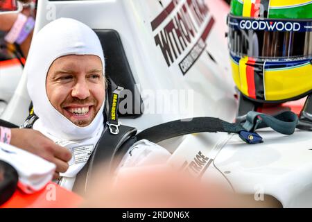 Goodwood, Royaume-Uni. 16 juillet 2023. Sebastian Vettel se prépare pour son tour au circuit de Goodwood, Goodwood, Royaume-Uni, le 16 juillet 2023. Photo de Phil Hutchinson. Usage éditorial uniquement, licence requise pour un usage commercial. Aucune utilisation dans les Paris, les jeux ou les publications d'un seul club/ligue/joueur. Crédit : UK Sports pics Ltd/Alamy Live News Banque D'Images