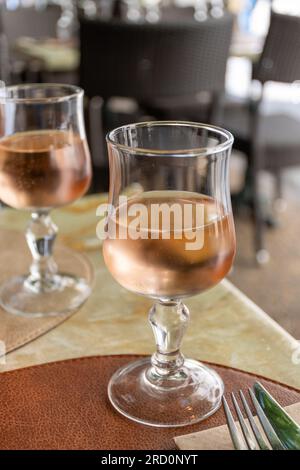 Vin sec français de rose froide de Provence en verre servi pour le déjeuner dans le restaurant Aigues-mortes, Gard, France Banque D'Images