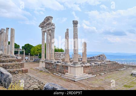 Bergama, Turquie - 20 juillet 2023 : le temple de Trajan dans la ville antique de Pergame Banque D'Images