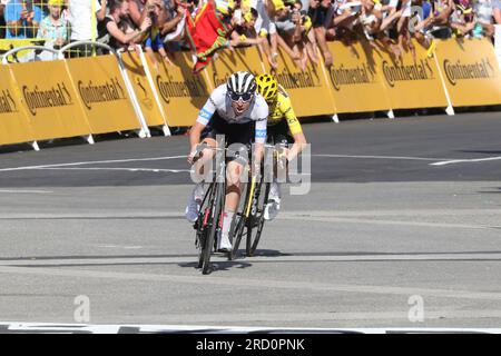 Tadej Pogacar Champion de Slovénie mène Jonas Vingegaard à l'arrivée à Morzine Banque D'Images