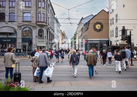 Oslo, Norvège, 20 juin 2023 : les gens marchent le long de Karl Johans gate, la rue principale d'Oslo qui a de nombreuses attractions touristiques telles que le Palais Royal, Central Banque D'Images