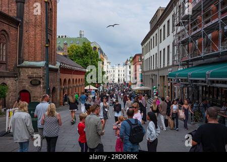 Oslo, Norvège, 20 juin 2023 : les gens marchent le long de Karl Johans gate, la rue principale d'Oslo qui a de nombreuses attractions touristiques telles que le Palais Royal, Central Banque D'Images