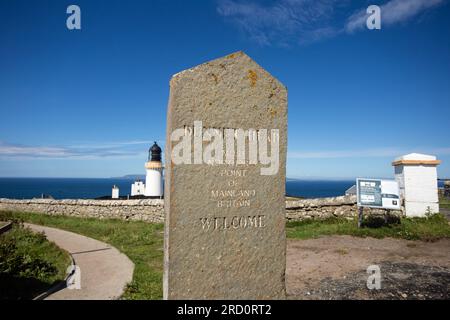 Dunnet Head, Caithness, Écosse, le 6 juillet 2023, un panneau de pierre inscrit indique qu'il s'agit du point le plus au nord de la Grande-Bretagne continentale. Banque D'Images