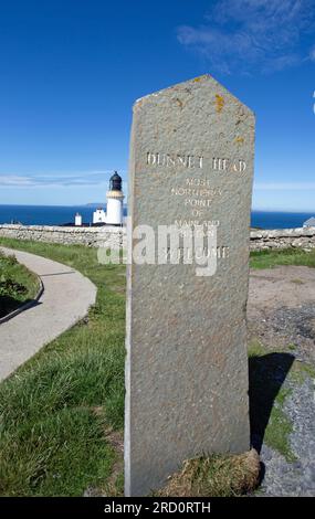 Dunnet Head, Caithness, Écosse, le 6 juillet 2023, un panneau de pierre inscrit indique qu'il s'agit du point le plus au nord de la Grande-Bretagne continentale. Banque D'Images