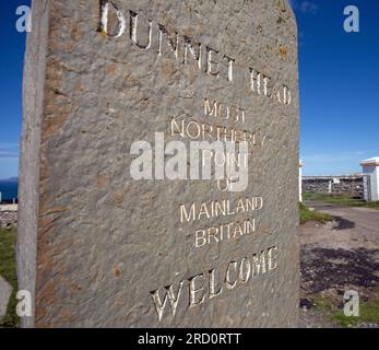 Dunnet Head, Caithness, Écosse, le 6 juillet 2023, un panneau de pierre inscrit indique qu'il s'agit du point le plus au nord de la Grande-Bretagne continentale. Banque D'Images