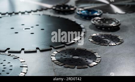 Des disques diamantés et des bols de différentes tailles et formes reposent sur la table. Banque D'Images