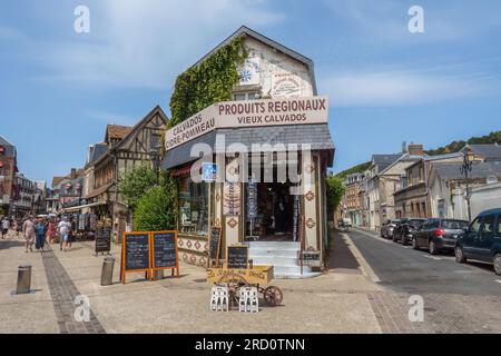 27.06.2023 Étretat, Seine-Maritime Normandie, France. Étretat est une commune française, située dans le département de la Seine-Maritime et la région Normandie-Nord-Ouest de la Fran Banque D'Images