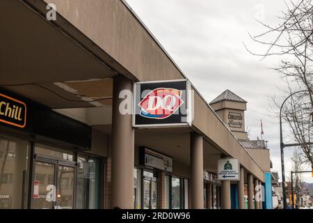 Une enseigne de magasin de Dairy Queen Grill & Chill. Dairy Queen (DQ) est une chaîne américaine de restaurants de crème glacée et de restauration rapide basée dans le Minnesota, aux États-Unis. Banque D'Images