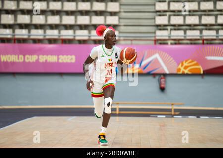 15 juillet 2023, TorrejÃ³n de Ardoz, Madrid, Espagne : MAIMOUNA HAIDARA (10 ans), joueuse malienne, lors du match entre son équipe et l'équipe nationale des États-Unis lors du match 1 de la coupe du monde féminine de basket-ball des moins de 19 ans de la FIBA Espagne 2023, au Jorge Garbajosa de TorrejÃ³n de Ardoz, Madrid, Espagne. (Image de crédit : © Oscar Ribas Torres/ZUMA Press Wire) USAGE ÉDITORIAL SEULEMENT! Non destiné à UN USAGE commercial ! Banque D'Images