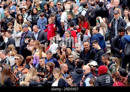 De grandes foules de touristes et d'Italiens se rassemblent pour voir la fontaine de Trevi malgré un temps couvert combiné à un jour férié italien de quatre jours. Banque D'Images