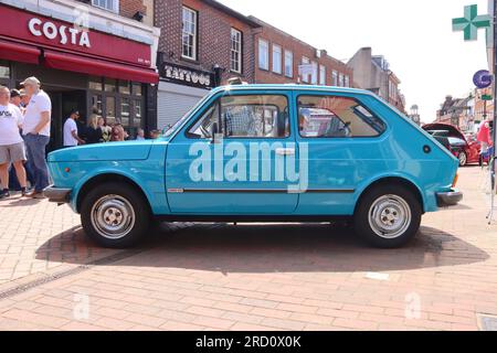 Fiat 127 série 2 1978 avec un moteur de 1050 cm3 au style revisité. Le design Supermini de Fiat des années 70 et 80 a été exposé à un salon italien de voitures anciennes. Banque D'Images