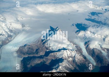 Paysages aériens glaciaires des sommets montagneux vue depuis la fenêtre de l'avion volant au-dessus du parc national de San Rafael, Patagonie chilienne Banque D'Images