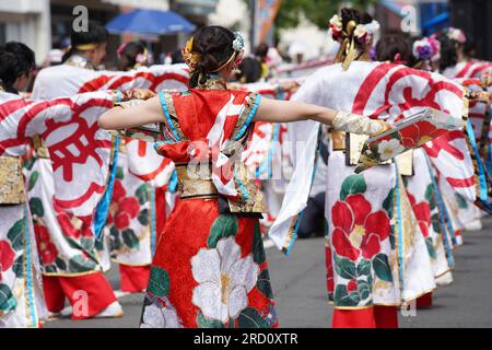 KAGAWA, JAPON - JUILLET 15 2023 : des artistes japonais dansent dans le célèbre festival de Yosakoi. Yosakoi est un style unique d'événement de danse japonaise. Banque D'Images