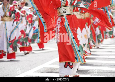 KAGAWA, JAPON - JUILLET 15 2023 : des artistes japonais dansent dans le célèbre festival de Yosakoi. Yosakoi est un style unique d'événement de danse japonaise. Banque D'Images