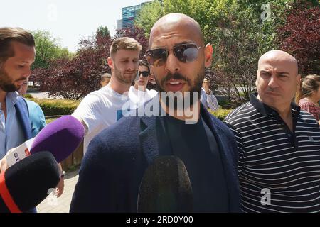 Bucarest, Roumanie. 17 juillet 2023 : Andrew Tate (C) et son frère Tristan Tate (L) quittent le tribunal de Bucarest où les juges décident s'ils restent assignés à résidence. Les frères Tate font l'objet d'une enquête de la part des procureurs de la Direction des enquêtes sur le crime organisé et le terrorisme (DIICOT) dans une affaire de traite d'êtres humains et de formation d'un groupe criminel organisé pour l'exploitation des femmes. Crédit : lcv/Alamy Live News Banque D'Images