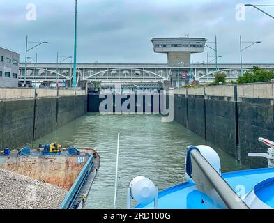 Vienne, AT – 10 juin 2023 vue horizontale de l’impressionnante écluse Freudenau et de la centrale électrique. Une centrale électrique au fil du fleuve sur le Danube dans l'Austr Banque D'Images