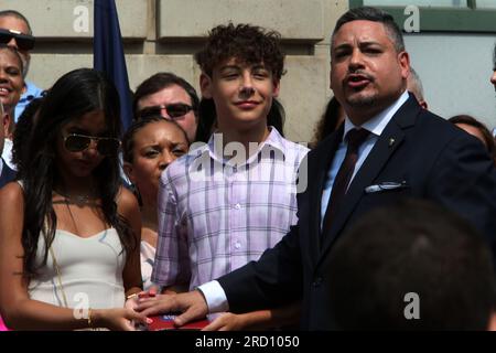 Bronx, NY, États-Unis. 17 juillet 2023. Le maire de New York, Eric Adams, nomme Edward Caban, commissaire intérimaire de la police de New York, en tant que nouveau commissaire de la police de New York, premier chef latino-américain de la police de New York. Il nomme également Tania Kinsella, Première femme de couleur en tant que première commissaire adjointe devant une foule fière qui comprenait des élus et des hauts fonctionnaires de l'administration et des cadres de NYPD tenue à la 120e PCT. Dans le Bronx, à New York, le 17 juillet 2023. Crédit : Chris Moore/Media Punch/Alamy Live News Banque D'Images