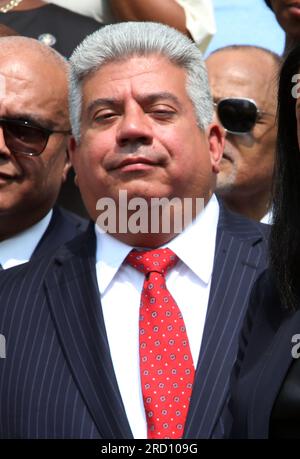 Bronx, NY, États-Unis. 17 juillet 2023. Le maire de New York, Eric Adams, nomme Edward Caban, commissaire intérimaire de la police de New York, en tant que nouveau commissaire de la police de New York, premier chef latino-américain de la police de New York. Il nomme également Tania Kinsella, Première femme de couleur en tant que première commissaire adjointe devant une foule fière qui comprenait des élus et des hauts fonctionnaires de l'administration et des cadres de NYPD tenue à la 120e PCT. Dans le Bronx, à New York, le 17 juillet 2023. Crédit : Chris Moore/Media Punch/Alamy Live News Banque D'Images