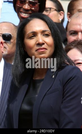 Bronx, NY, États-Unis. 17 juillet 2023. Le maire de New York, Eric Adams, nomme Edward Caban, commissaire intérimaire de la police de New York, en tant que nouveau commissaire de la police de New York, premier chef latino-américain de la police de New York. Il nomme également Tania Kinsella, Première femme de couleur en tant que première commissaire adjointe devant une foule fière qui comprenait des élus et des hauts fonctionnaires de l'administration et des cadres de NYPD tenue à la 120e PCT. Dans le Bronx, à New York, le 17 juillet 2023. Crédit : Chris Moore/Media Punch/Alamy Live News Banque D'Images