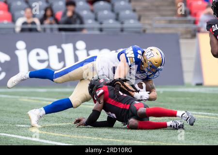 Ottawa, Canada. 15 juillet 2023. Drew Wolitarsky (82), receveur des Blue Bombers de Winnipeg, est attaqué par le défensif Abdul Kanneh (14) des Redblacks d'Ottawa lors du match de la LCF entre les Blue Bombers de Winnipeg et les Redblacks d'Ottawa, au stade TD place à Ottawa, au Canada. Daniel Lea/CSM (image de crédit : © Daniel Lea/Cal Sport Media). Crédit : csm/Alamy Live News Banque D'Images