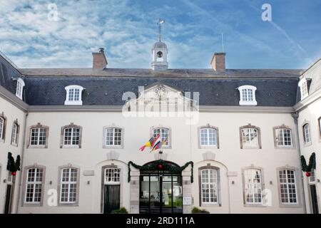 Photo de la mairie de Vaals avec drapeaux néerlandais, belge et allemand sur la mairie de Vaals aux pays-bas. Elle fait partie de l'Eurorégion Rhin de la Meuse. Banque D'Images