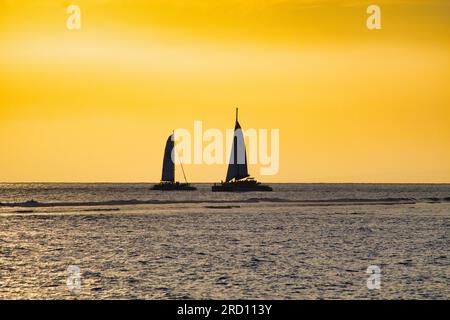 Deux couchers de soleil en silhouette au coucher du soleil sur Maui. Banque D'Images