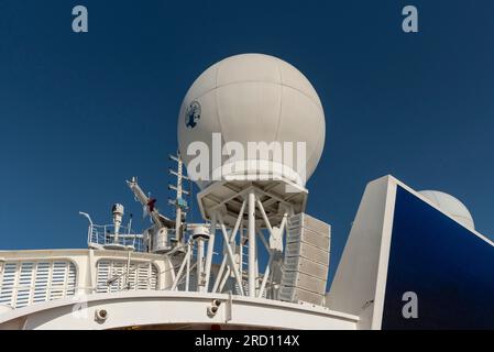 Mer du Nord au large des côtes britanniques. 2 juin 2023. Radomes au-dessus du pont sur un bateau de croisière battant pavillon rouge de l'enseigne. Banque D'Images