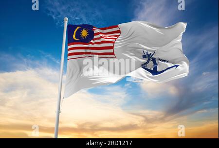 Drapeau officiel de Naval Ensign Malaysia sur fond de ciel nuageux au coucher du soleil, vue panoramique. Voyage malaisien et concept patriote. espace de copie pour large b Banque D'Images