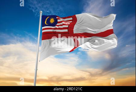 Drapeau officiel de Naval Ensign Malaysia sur fond de ciel nuageux au coucher du soleil, vue panoramique. Voyage malaisien et concept patriote. espace de copie pour large b Banque D'Images