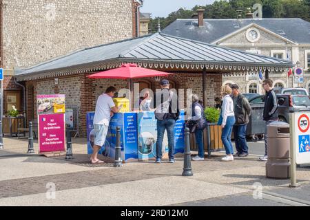 27.06.2023 Étretat, Seine-Maritime Normandie, France. Étretat est une commune française, située dans le département de la Seine-Maritime et la région Normandie-Nord-Ouest de la Fran Banque D'Images