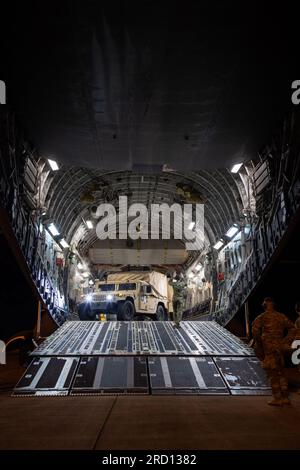ÉTATS-UNIS Les soldats de l’armée affectés au 519e bataillon de police militaire de la 16e brigade de police militaire chargent un C-17 Globemaster III au cours d’un exercice de préparation au déploiement d’urgence à fort Stewart, en Géorgie, le 10 juillet 2023. Les exercices de préparation au déploiement d’urgence testent la capacité des unités à se déployer rapidement pour soutenir des opérations d’urgence qui peuvent inclure des interventions de crise, de l’aide humanitaire, des opérations d’évacuation des non-combattants, des opérations de secours en cas de catastrophe et d’autres missions. (ÉTATS-UNIS Photo de l'armée par Porsha Auzeene/RELEASED) Banque D'Images