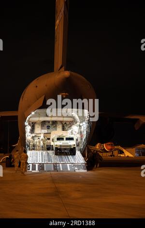 Les soldats chargent de l'équipement sur un C-17 Globemaster III avec l'appui des États-Unis Air Force Air Mobility Command avant de quitter l'aéroport international d'Alexandria. Banque D'Images