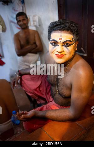 Interprète masculin après avoir représenté Minukfa, une danseuse Kathakali, dans le vestiaire du Kathakali Center à Kochi, Karala, Inde, Asie Banque D'Images