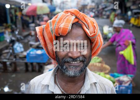 Le travailleur manuel pose pendant la pause tôt le matin le long des rues de Madurai, Tamil Nadu, Inde, Asie. Banque D'Images