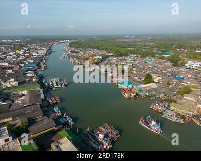 Chumphon, Thaïlande - 10 février 2023 : point de vue aérien drone de la rivière Tha Taphap depuis le point de vue de la montagne Khao Matsee à Pak Nam, Chumphon, Thail Banque D'Images