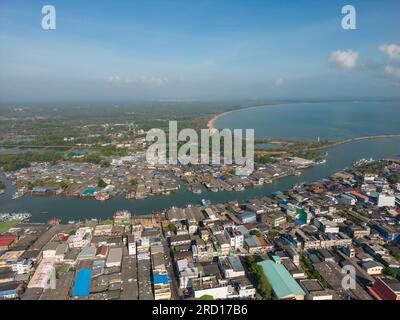 Chumphon, Thaïlande - 10 février 2023 : point de vue aérien drone de la rivière Tha Taphap depuis le point de vue de la montagne Khao Matsee à Pak Nam, Chumphon, Thail Banque D'Images
