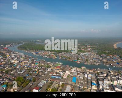 Chumphon, Thaïlande - 10 février 2023 : point de vue aérien drone de la rivière Tha Taphap depuis le point de vue de la montagne Khao Matsee à Pak Nam, Chumphon, Thail Banque D'Images