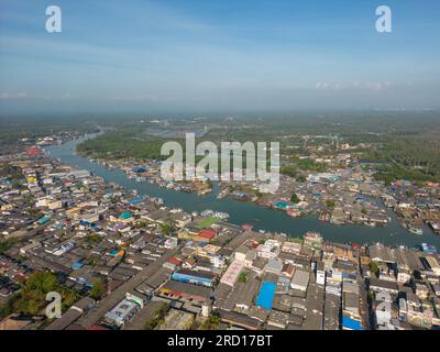 Chumphon, Thaïlande - 10 février 2023 : point de vue aérien drone de la rivière Tha Taphap depuis le point de vue de la montagne Khao Matsee à Pak Nam, Chumphon, Thail Banque D'Images